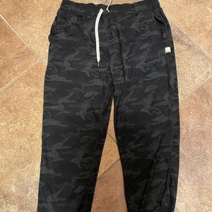 Vuori supersoft camo joggers size M. Only worn twice and washed. Like new!